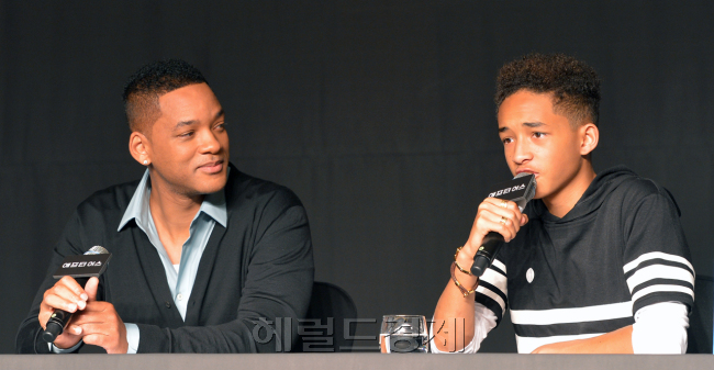 윌스미스(좌부터/WillSmith/영화배우/가수),제이든스미스(JadenSmith/영화배우)
윌 스미스와 아들 제이든 스미스가 함께 출연한 영화 ‘애프터 어스’ 공식기자회견이 7일 오전 서울 여의도동 콘래드 서울에서 열렸다.