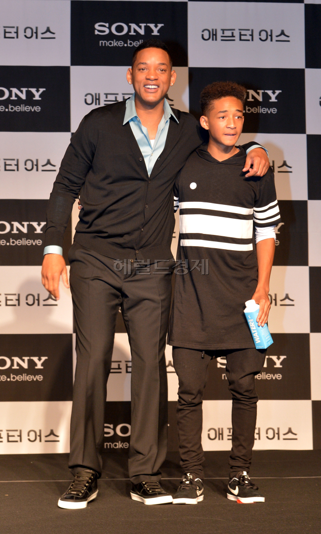 윌스미스(좌부터/WillSmith/영화배우/가수),제이든스미스(JadenSmith/영화배우)
윌 스미스는 제이든 스미스는 7일 오전 서울 여의도 콘래드호텔에서 열린 ‘애프터어스’ 공식 기자회견에서 한국에서 영화가 흥행 할 경우 한국 아티스트들과 함께 작업할 것이라고 밝혔다.