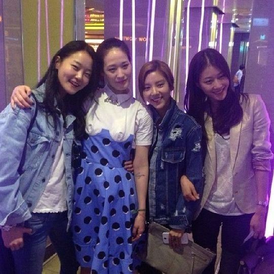 강승현(좌부터/모델),이영진(영화배우/모델),손담비(가수/탤런트),이현이(모델)
손담비는 7일 자신의 트위터에 “영진언니 대박나요”라는 글과 함께 사진을 올렸다. 사진 속 손담비는 모델 출신 배우 이영진, 모델 강승현·이현이와 함께 카메라를 향해 미소 짓고 있다.