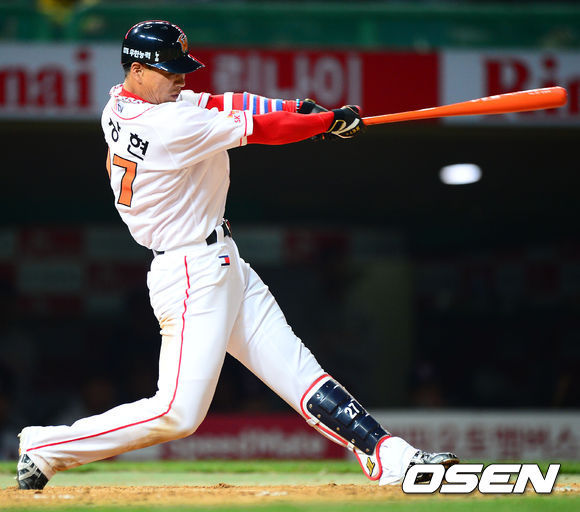 김상현(야구선수/SK와이번스)
SK맨으로 변신한 ‘김상사’ 김상현(33)은 프로였다. 6일 KIA에서 SK로 트레이드됐다는 소식을 들었을 때는 만감이 교차했지만, 그라운드에 서자 매서운 거포로서의 임무를 완수했다.