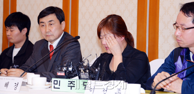 민주당 이종걸 의원실이 주관해 7일 오후 국회에서 개최한 '재벌.대기업 불공정.횡포 피해 사례 발표회'에서 전 CJ대한통운 여수지사 수탁인 노혜경씨가 피해 사례를 발표하다 감정이 북받쳐 눈물을 흘리고 있다. 박현구 기자phko@heraldcorp.com 2013.05.07