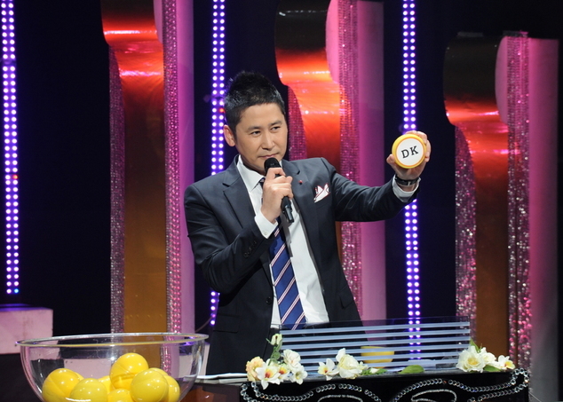 신동엽(MC/개그맨)
23개월을 달려온 KBS2 토요 예능 프로그램 ‘불후의 명곡-전설을 노래하다’가 오는 11일 100회를 맞는다. 2011년 6월 4일 1대 전설 심수봉 편으로 시작한 프로그램은 신중현 김창환 송창식 임재범 등 숱한 전설의 무대를 새파란 후배 가수들이 재해석해 경연을 벌이는 방식으로 진행됐다.