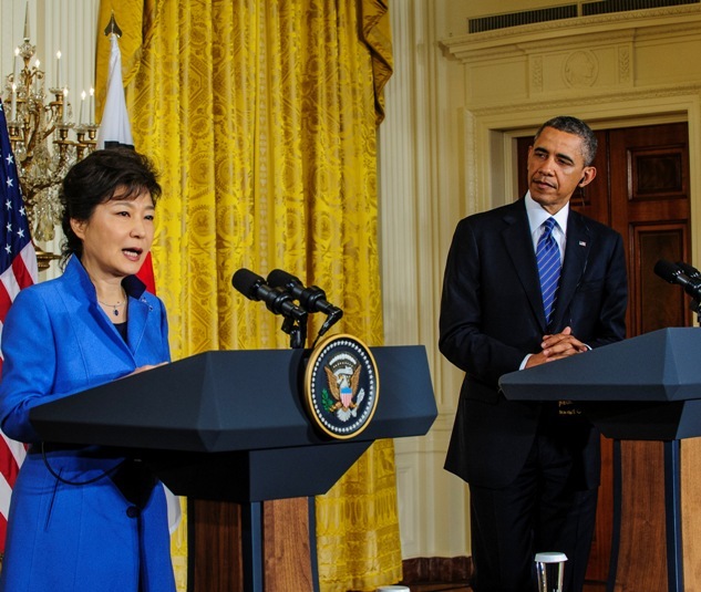 박근혜(좌부터/대통령),버락오바마(BarackObama/정치인/미국대통령)
President Park Geun Hye (left) speaks while U.S. President Barack Obama listens during a press conference in the East Room of the White House in Washington, D.C., U.S., on Tuesday (Bloomberg)