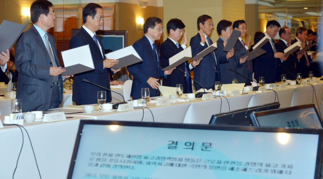 8일 오전 서울 서초구 JW메리어트호텔에서 고용노동부 주최로 열린 화학물질 누출사고 예방을 위한 전자반도체산업 안전보건리더회의에서 각 회사 대표들이 결의문을 채택하고 있다.
김명섭 기자 msiron@heraldcorp.com
8일 오전 서울 서초구 JW메리어트호텔에서 고용노동부 주최로 열린 화학물질 누출사고 예방을 위한 전자반도체산업 안전보건리더회의에서 각 회사 대표들이 결의문을 채택하고 있다.<br />김명섭 기자 msiron@heraldcorp.com