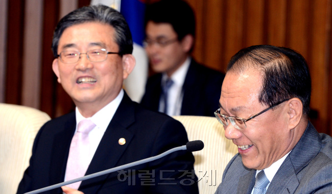 황우여 새누리당 대표가 8일 오전 국회에서 열린 최고중진연석회를 주재하며 활짝 웃고 있다. 박현구 기자phko@heraldcorp.com 2013.05.08