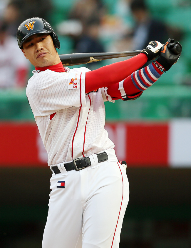 김상현(야구선수/SK와이번스)
<YONHAP PHOTO-1682> 타석에 들어선 김상현 (인천=연합뉴스) 윤태현 기자 = 7일 오후 인천 문학구장에서 열린 프로야구 두산 대 SK의 경기 1회말 SK 공격 1사 2루 상황. SK 김상현이 타석에 들어서 몸을 풀고 있다. 2013.5.7 tomatoyoon@yna.co.kr/2013-05-07 19:37:43/ <저작권자 ⓒ 1980-2013 ㈜연합뉴스. 무단 전재 재배포 금지.>
SK’s Kim Sang-hyun   Yonhap News
SK’s Kim Sang-hyun   Yonhap News