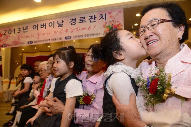 41회 어버이날을 맞은 8일 오전 서울 광진구 관내 어린이집 원아들이 구의동 웨딩데이에서 저소득층 어르신들에게 카네이션을 달아주며 재롱을 피우고 있다. 박해묵 기자/mook@heraldcorp.com
41회 어버이날을 맞은 8일 오전 서울 광진구 관내 어린이집 원아들이 구의동 웨딩데이에서 저소득층 어르신들에게 카네이션을 달아주며 재롱을 피우고 있다. 박해묵 기자/mook@heraldcorp.com