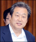 김무성(국회의원)
김무성 새누리당 의원은 8일 정부가 5ㆍ18 광주민주화운동 기념식에서 ‘임을 위한 행진곡’ 제외 방침을 밝힌 것에 대해 “5ㆍ18 기념식 주제가로 선정해 유가족과 광주 시민이 원하는 대로 해 줘야 한다”고 말했다.