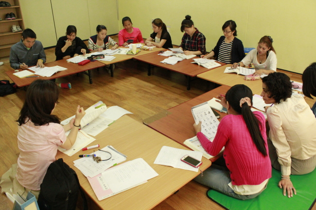 Marriage immigrants study Korean in a program run by Gangnam District Office in Seoul.   Gangnam District Office