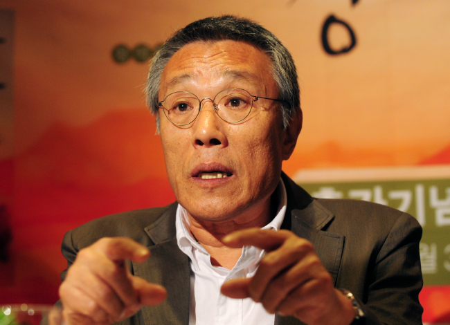 황석영(황수영/소설가)
Celebrated author Hwang Sok-yong said he wants his best-selling novel “Yeowoolmoolsori” off the shelves after a TV program accused his publishing house, Jaeum & Moeum, of hoarding copies of the novel.