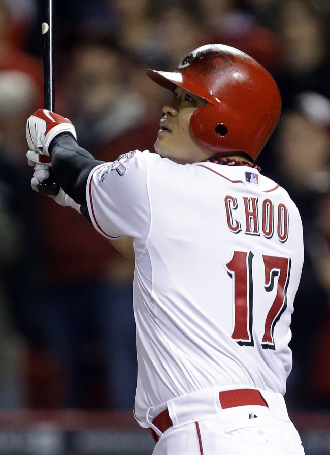 Reds center fielder Choo Shin-soo connects on his walk-off home run on Tuesday.   AP-Yonhap News