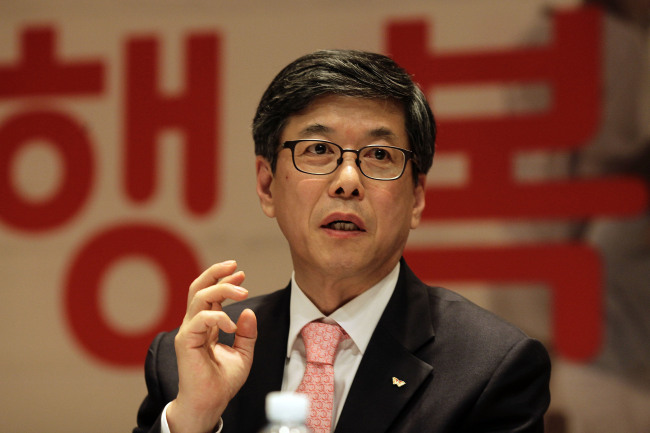 SK Telecom CEO Ha Sung-min speaks during a media briefing at the company’s headquarters in Seoul on Wednesday.   Bloomberg