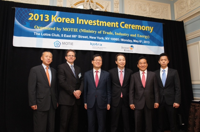 CTI chairman Lee Yong-kyu (left) poses with SoloPower CEO Robert Campbell (second from left) and Kim Chang-kyu (center), director-general for investment at the Ministry of Trade, Industry and Energy, at an investment ceremony at Lotos Club in New York on Monday.   CTI