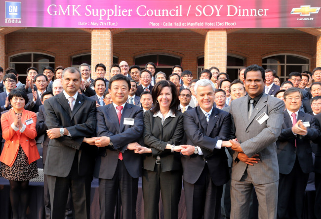 GM Korea celebrates 19 Korean suppliers for winning GM’s Supplier of the Year award in Seoul on Tuesday. In the front row (from left) are Johnny Saldanha, GM international operations vice president of global purchasing; Lee Jung-woo, chairman of Youngsin Metal Industry; Grace Lieblein, GM vice president of global purchasing; Sergio Rocha, GM Korea CEO; and Ashwani Muppasani, GM Korea vice president of purchasing.   GM Korea