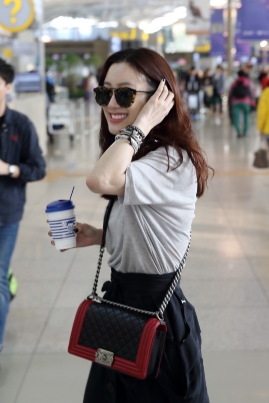 정려원(탤런트/영화배우)
배우 정려원의 독특한 공항 패션이 화제다.