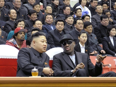 김정은(좌부터/정치인/북한국방위원회제1위원장),데니스로드맨(DennisRodman/영화배우/전농구선수)
Kim Jong-un and Dennis Rodman attend a basketball game in North Korea in late February.   AFP
