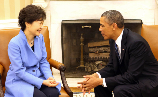 박근혜(좌부터/대통령),버락오바마(BarackObama/정치인/미국대통령)
7일 오전(현지시간) 백악관에서 열린 한ㆍ미정상회담에서 박근혜 대통령과 버락 오바마 미국 대통령이 밝은 표정으로 이야기하고 있다