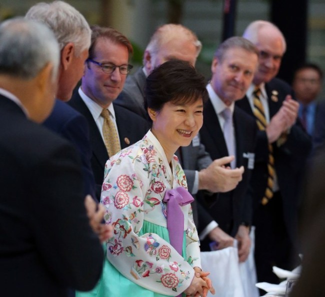박근혜(대통령)
박근혜 대통령이 7일 오후(현지시간) 워싱턴 스미스소니언 박물관에서 열린 한미동맹 60주년 기념만찬장에 입장하며 참석자들의 환영박수를 받고 환하게 웃고 있다. (연합뉴스