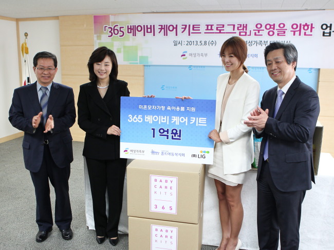 이효구(왼쪽부터) LIG그룹 대표이사, 조윤선 여성가족부 장관, 김성은 홀트아동복지회 홍보대사, 김대열 홀트아동복지회 회장이 ‘365 베이비 케어 키트’ 협약식을 갖고 기념촬영을 하고 있다.