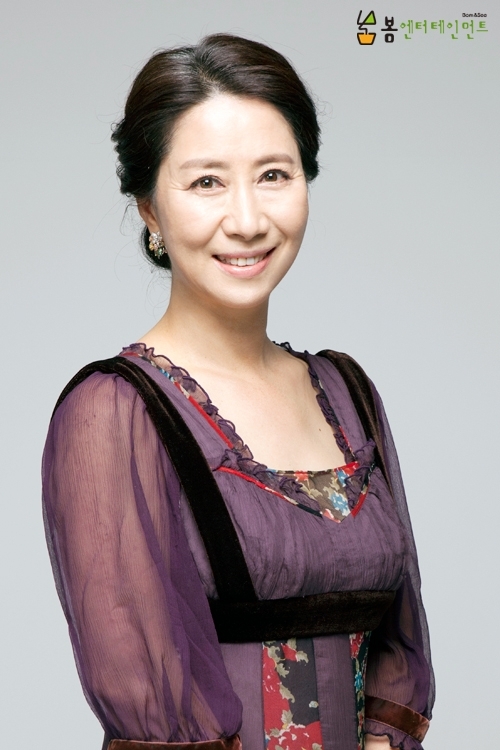 송옥숙(탤런트/영화배우)
연기파 배우 송옥숙이 새 드라마 두 편을 통해 ‘중년의 파워’를 다시 한 번 보여줄 예정이다.