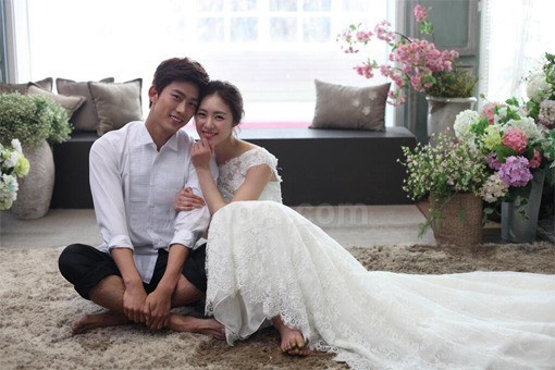 택연(좌부터/옥택연/가수/탤런트/2PM),이연희(탤런트/영화배우)
2PM 택연과 배우 이연희의 웨딩사진이 공개돼 화제다.