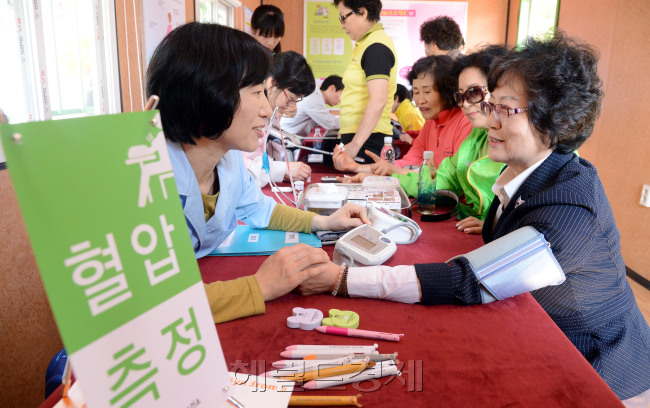 9일 오전 서울 마포구 한강공원 망원지구에서 마포구가 3차례 시범운영을 마치고 '한강 토요 건강상담실'을 개소하고 본격적인 운영에 들어간다. 한강 망원지구를 찾는 서울시민들을 상대로 건강검진과 상담을 통해 시민들의 건강관리에 도움을 주기위한 취지로 개소한 '마포구 한강 토요 건강상담실'은 9월 말까지 매주 토요일 오전 9시부터 오후 1시까지 운영될 예정이다. 행사장을 찾은 지역주민들이 건강상담실에서 건강검진을 받고 있다./안훈기자 rosedale@ 2013.05.08
9일 오전 서울 마포구 한강공원 망원지구에서 마포구가 3차례 시범운영을 마치고 '한강 토요 건강상담실'을 개소하고 본격적인 운영에 들어간다. 한강 망원지구를 찾는 서울시민들을 상대로 건강검진과 상담을 통해 시민들의 건강관리에 도움을 주기위한 취지로 개소한 '마포구 한강 토요 건강상담실'은 9월 말까지 매주 토요일 오전 9시부터 오후 1시까지 운영될 예정이다. 행사장을 찾은 지역주민들이 건강상담실에서 건강검진을 받고 있다./안훈기자 rosedale@ 2013.05.08
9일 오전 서울 마포구 한강공원 망원지구에서 마포구가 3차례 시범운영을 마치고 '한강 토요 건강상담실'을 개소하고 본격적인 운영에 들어간다. 한강 망원지구를 찾는 서울시민들을 상대로 건강검진과 상담을 통해 시민들의 건강관리에 도움을 주기위한 취지로 개소한 '마포구 한강 토요 건강상담실'은 9월 말까지 매주 토요일 오전 9시부터 오후 1시까지 운영될 예정이다. 행사장을 찾은 지역주민들이 건강상담실에서 건강검진을 받고 있다./안훈기자 rosedale@ 2013.05.08