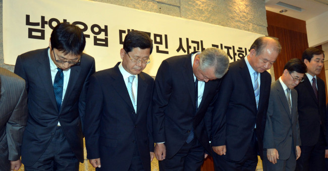 막말파문으로 기업의 존폐 위기에 몰린 남양유업이 9일 오전 10시30분 서울 중구 브라운스톤에서 기자회견을 열고 대국민 사과기자회견을 하고 있다.<br />김명섭 기자 msiron@heraldcorp.com
막말파문으로 기업의 존폐 위기에 몰린 남양유업이 9일 오전 10시30분 서울 중구 브라운스톤에서 기자회견을 열고 대국민 사과기자회견을 하고 있다.
김명섭 기자 msiron@heraldcorp.com