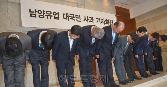막말파문으로 기업의 존폐 위기에 몰린 남양유업이 9일 오전 10시30분 서울 중구 브라운스톤에서 기자회견을 열고 대국민 사과기자회견을 하고 있다.<br />김명섭 기자 msiron@heraldcorp.com
막말파문으로 기업의 존폐 위기에 몰린 남양유업이 9일 오전 10시30분 서울 중구 브라운스톤에서 기자회견을 열고 대국민 사과기자회견을 하고 있다.
김명섭 기자 msiron@heraldcorp.com