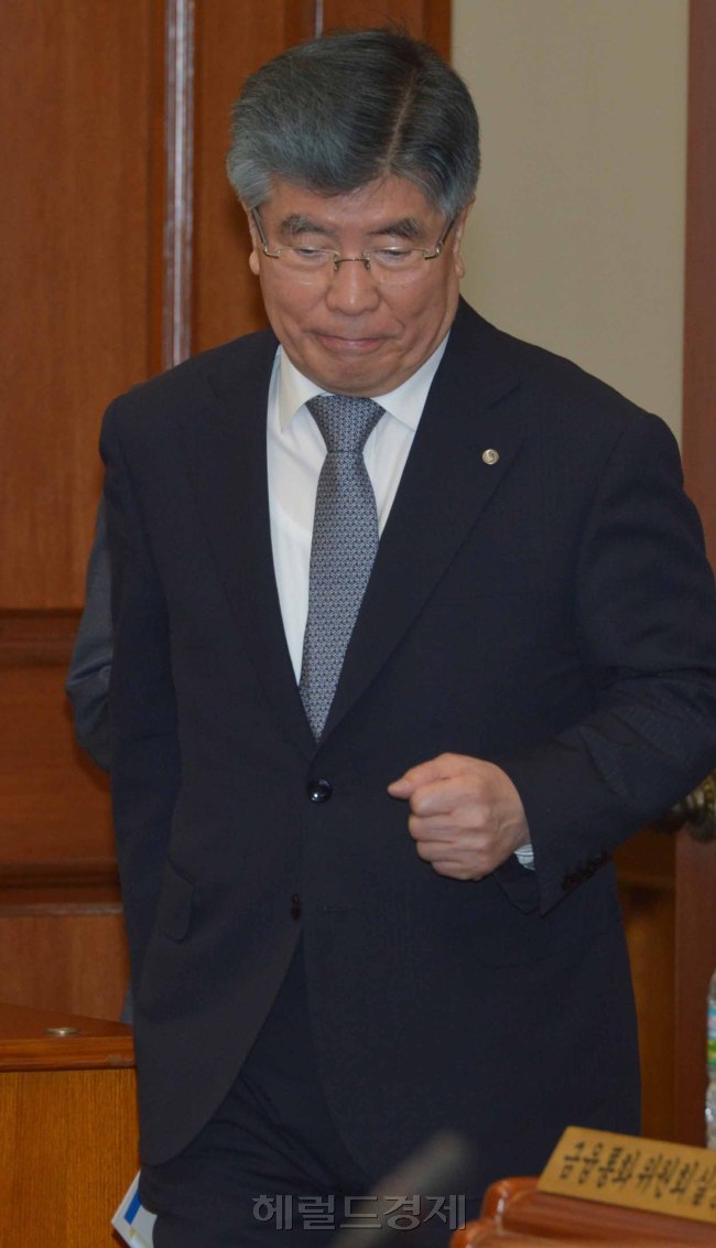 김중수(금융인/전대학총장/한국은행총재/동아시아태평양중앙은행총재회의의장)
9일 서울 남대문로 한국은행에서 열린 5월 금융통화위원회에 김중수 한은 총재가 굳은 표정으로 입장하고 있다.