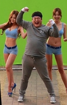 강예빈(좌부터/강정미/탤런트),김준현(개그맨/가수),이수정(모델/방송연예인)
강예빈은 지난 8일 자신의 미투데이에 “찰칵! 이번 카스라이트 현장 직찍 사진. 블러그에서 퍼왔어요. 이수정 씨는 다리가 참 예쁜거 같아요. 최고. 우리도 올 여름 자신감 있게 지금부터라도 운동 열심히 해요”라는 글과 사진을 게재했다.