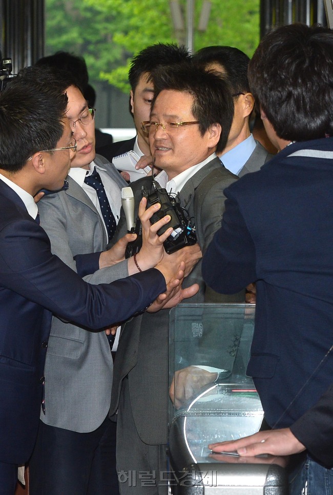 9일 오후 사회지도층 성접대 의혹의 핵심인 윤중천 전 중천산업개발 회장이 서울 미근동 경찰청으로 소환되고 있다. 윤 씨는 별장으로 사회지도층을 초대하여 성접대등향응을 제공하고 그 대가로 사업상 이권을 따낸 혐의로 소환되었다.<br />이상섭 기자. babtong@heraldcorp.com 2013.05.09
9일 오후 사회지도층 성접대 의혹의 핵심인 윤중천 전 중천산업개발 회장이 서울 미근동 경찰청으로 소환되고 있다. 윤 씨는 별장으로 사회지도층을 초대하여 성접대등향응을 제공하고 그 대가로 사업상 이권을 따낸 혐의로 소환되었다.
이상섭 기자. babtong@heraldcorp.com 2013.05.09