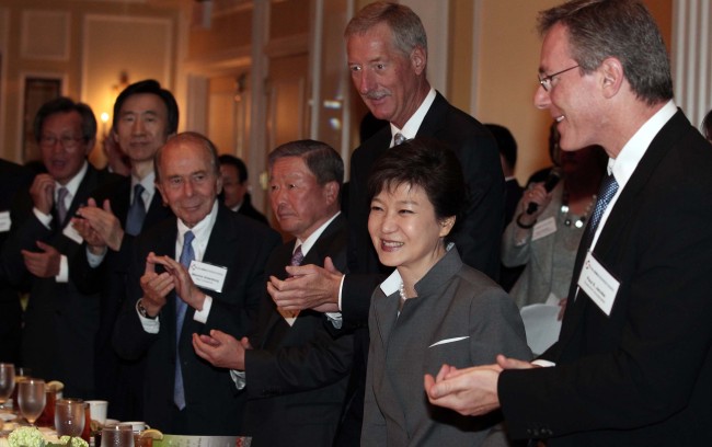 박근혜(대통령)
President Park Geun-hye receives welcoming applause after her opening speech at a luncheon hosted by the U.S. Chamber of Commerce at Willard InterContinental in Washington on Wednesday. On her left is Paul Jacobs, chairman of the U.S.-Korea Business Council, and on her right is Steve Van Andel, vice chairman of the U.S. Chamber of Commerce.   Yonhap News