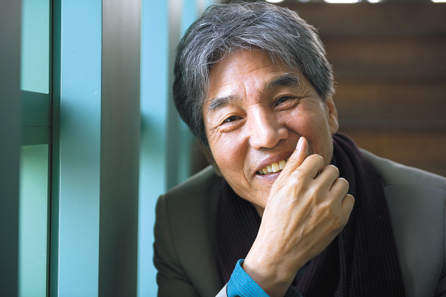 박범신(작가/문화기관단체인/서울문화재단이사장)
After the film adaptation of his 2010 novel “Eungyo”― a tale about a 70-something poet falling for a teenage girl ― created much hype even before its release, author Park Bum-shin in 2011 moved alone to his hometown Nonsan, South Chungcheong Province. He wanted to write in solitude, away from public attention.