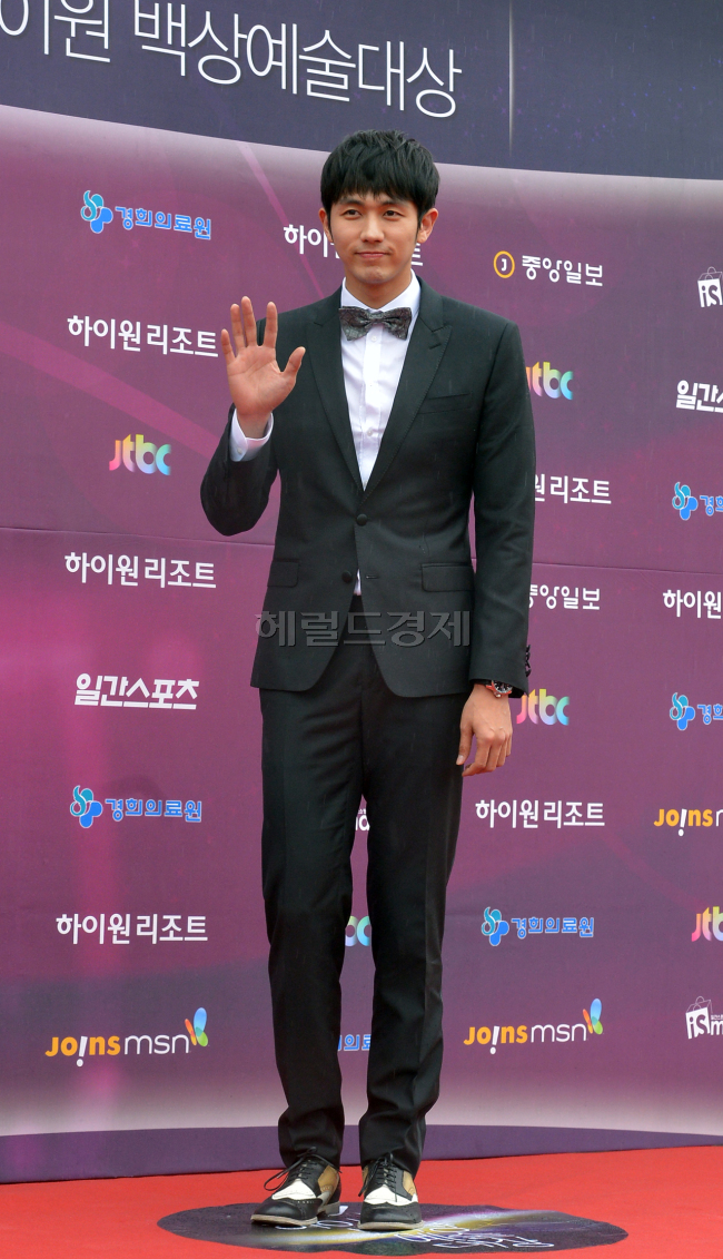 임슬옹(가수/탤런트/2AM)
9일 오후 서울 동대문구 회기동 경희대학교 평화의전당에서 열린 ‘제49회 백상예술대상’에서 2AM 임슬옹이 레드카펫을 밟고 있다.