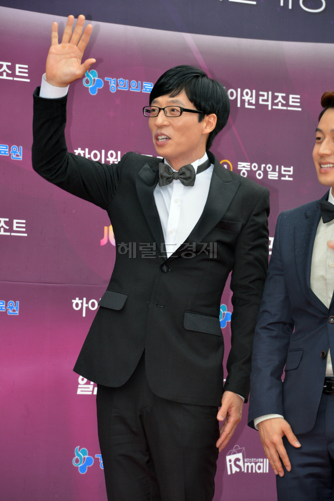 유재석(MC/개그맨)
9일 서울 경희대 평화의 전당에서 열린 백상예술대상 시상자로 올라온 강호동은 “큰 박수를 달라.”며 유재석의 수상을 알렸다. 유재석은 “학창시절이 후회가 된다. 책도 읽고 공부 좀 했으면 이 마음을 좀 더 잘 설명할 수 있을 것 같다.”며 벅찬 마음을 숨기지 않았다.