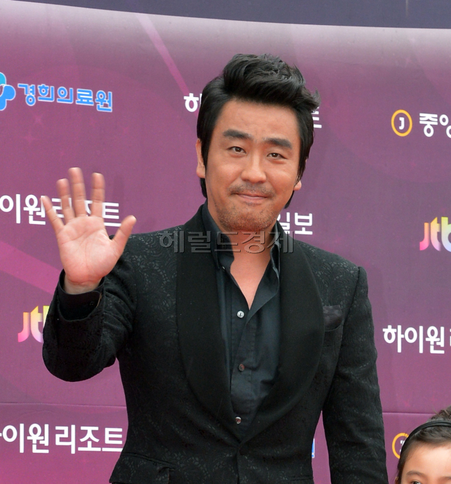 류승룡(영화배우)
9일 오후 서울 동대문구 회기동 경희대학교 평화의전당에서 열린 ‘제49회 백상예술대상’에서 배우 류승룡이 포토존에서 미소를 짓고 있다.