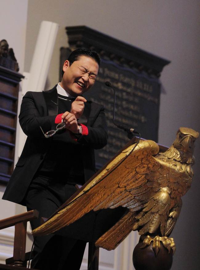 싸이(박재상/가수/음악PD)
Psy poses in his signature “horse riding” dance at the Memorial Church of Harvard University on Thursday, Massachusetts time.   Yonhap News