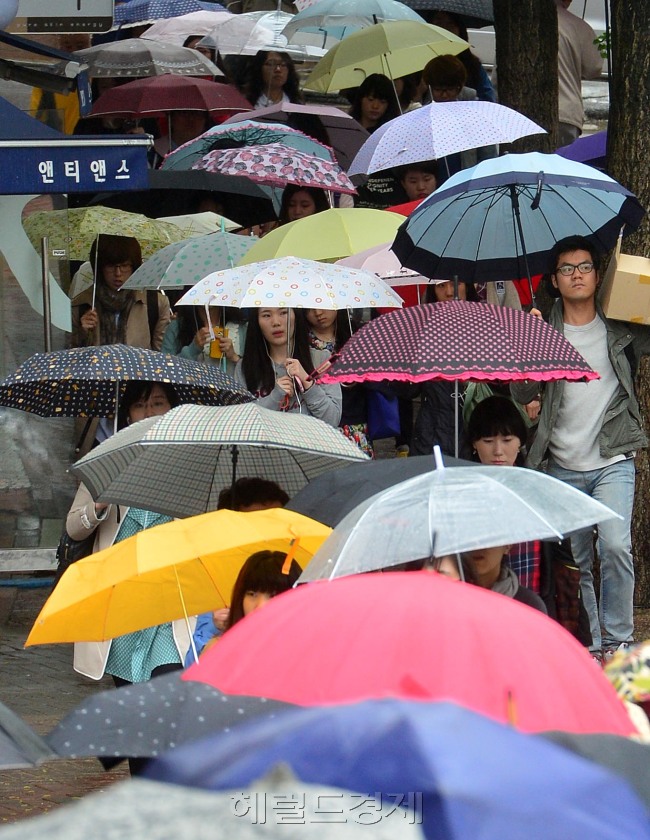 보슬보슬 봄비가 내리는 가운데 10일 오전 서울 이화여대 학생들이 우산을 쓰고 등교를 하고 있다.<br />이상섭 기자. babtong@heraldcorp.com 2013.05.10
보슬보슬 봄비가 내리는 가운데 10일 오전 서울 이화여대 학생들이 우산을 쓰고 등교를 하고 있다.
이상섭 기자. babtong@heraldcorp.com 2013.05.10
