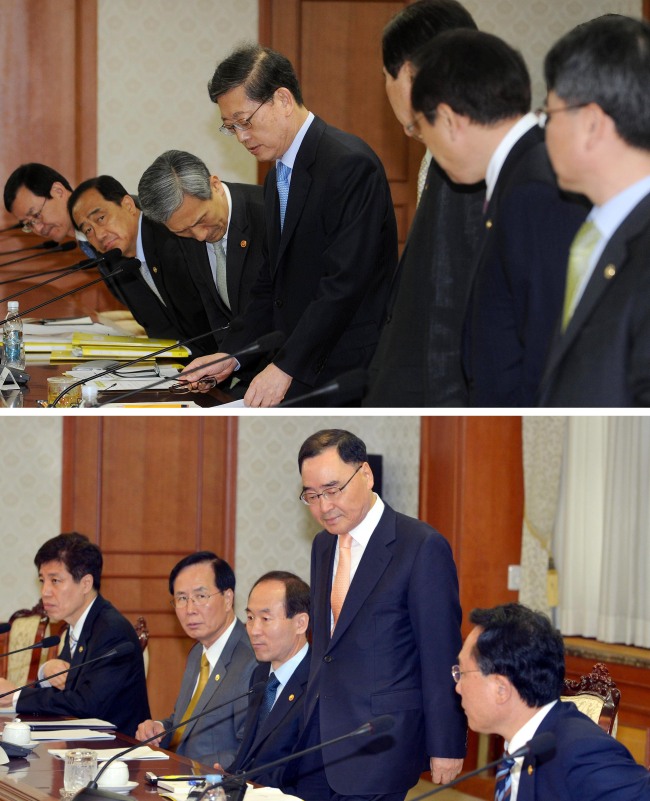 위 사진은 김황식 전 국무총리 시절 2012년 4월 27일 국가정책조정회의 사진이다. 총리가 입장하자 장차관들이 일제히 일어나 총리를 맞이한다. 하지만 아래사진은 10일 오전 정부 서울청사에서 열린 국가정책조정회의 사진이다. 정홍원 총리가 입장해도 장차관들이 그냥 자리에 앉아 있다. 현 정부의 기강해이가 아닌가 의심스럽다.<br />김명섭 기자 msiron@heraldcorp.com
위 사진은 김황식 전 국무총리 시절 2012년 4월 27일 국가정책조정회의 사진이다. 총리가 입장하자 장차관들이 일제히 일어나 총리를 맞이한다. 하지만 아래사진은 10일 오전 정부 서울청사에서 열린 국가정책조정회의 사진이다. 정홍원 총리가 입장해도 장차관들이 그냥 자리에 앉아 있다. 현 정부의 기강해이가 아닌가 의심스럽다.
김명섭 기자 msiron@heraldcorp.com