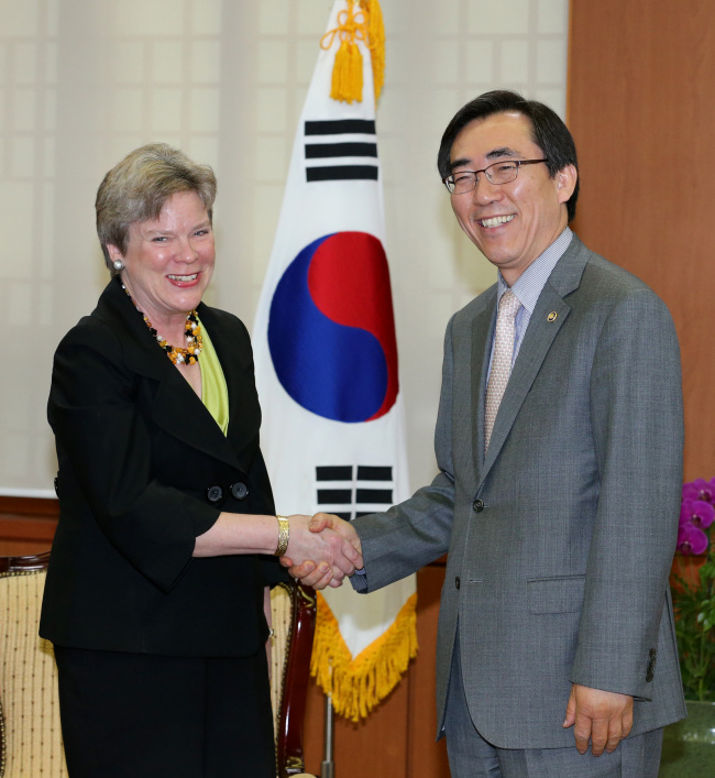 Vice Foreign Minister Cho Tae-yul meets Rose Gottemoeller, acting U.S. undersecretary of state for arms control and international security, on Friday.   Yonhap News