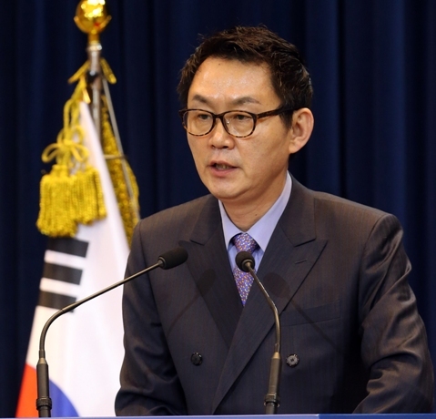 윤창중(전정무직공무원/전신문인)
윤창중 청와대 대변인이 9일 (현지시간) 박근혜 대통령의 방미일정 수행 중 ‘성추행’ 사건에 연루되면서 전격 경질되었다.