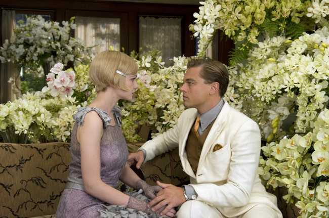 캐리멀리건(좌부터/CareyMulligan/영화배우),레오나르도디카프리오(LeonardoDiCaprio/영화배우)
When Daisy Buchanan attends a party at Jay Gatsby’s mansion in the new film version of “The Great Gatsby,” she’s wearing a crystal-coated chandelier dress by Prada and a drool-worthy pearl and diamond headpiece by Tiffany.