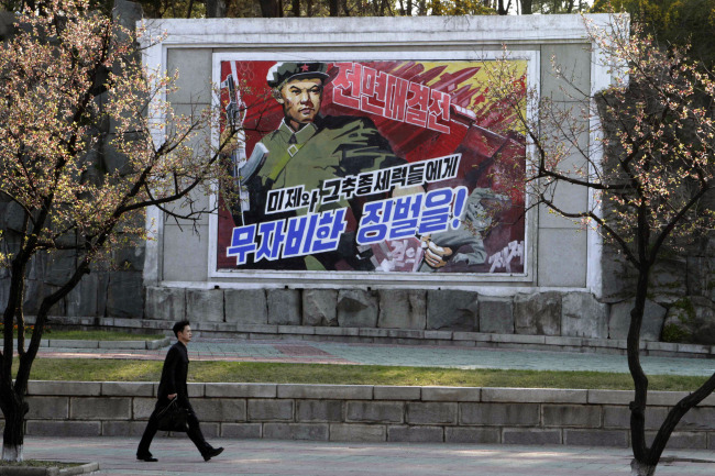 <YONHAP PHOTO-1871> A man walks by a poster reading "Severe punishment to the U.S. and their followers" in the central district of Pyongyang, North Korea, on Thursday, May 2, 2013. (AP Photo/Jon Chol Jin)/2013-05-02 21:12:56/ <저작권자 ⓒ 1980-2013 ㈜연합뉴스. 무단 전재 재배포 금지.>
A man walks by a poster reading “Severe punishment to the U.S. and their followers” in the central district of Pyongyang.   AP-Yonhap News