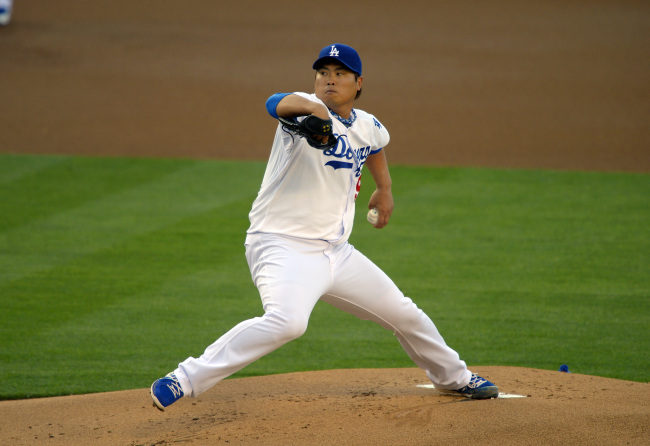 Los Angeles Dodgers starting pitcher Ryu Hyun-jin delivers in the first inning on Saturday.   AP-Yonhap News