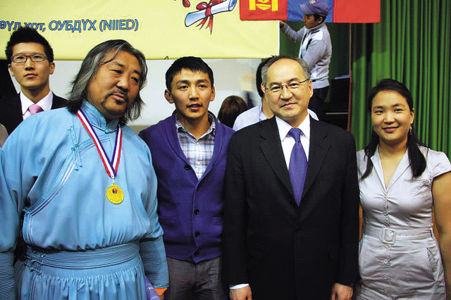 Mongolian Ambassador to Korea Baasanjav Ganbold (second from right)
poses with Mongolian poet, actor and musician Divaajin Sosorbaram (left)
and Mongolian students during an annual meeting of the Mongolian Student
Association in Korea (CMOX) at the National Institute for International Education in Seoul on May 4. (CMOX)