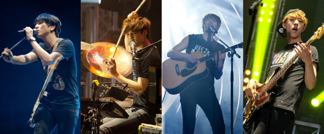 정용화(좌부터/가수/탤런트/씨엔블루),강민혁(가수/탤런트/씨엔블루),이종현(가수/씨엔블루),이정신(가수/씨엔블루)
지난 11일 오후 3시(이하 현지시간) 홍콩의 매머드급 쇼핑몰 하버시티(Harbour City) 내의 음반 매장 ‘홍콩 레코드’. 이곳을 찾은 리우후이잉(25ㆍ여) 씨는 매장의 K-팝 코너에 진열된 앨범들을 가리키며 흥분했다.