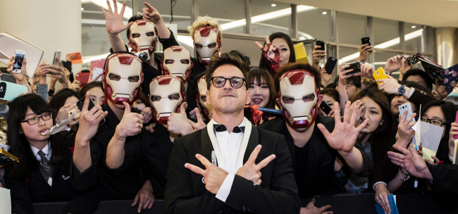 로버트다우니주니어(RobertDowneyJr/영화배우)
지난 4월 4일 ‘아이언맨3’의 주연 로버트 다우니 주니어가 내한해 서울의 한 극장에서 팬들과 함께 생일잔치를 열었으며, 익살맞고 즐거운 표정으로 팬서비스를 했다.  [사진제공=소니픽쳐스코리아]