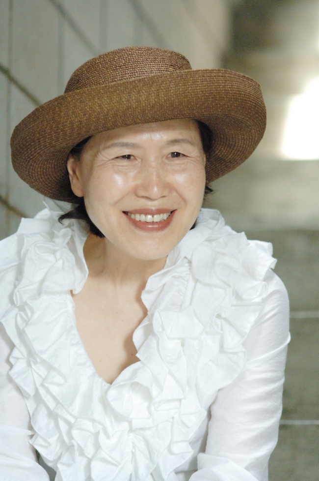 박정자(영화배우/연극배우/한국연극인복지재단이사장/한국방송예술교육진흥원학장)
한국연극인복지재단(이사장 박정자)이 설립 8주년을 맞아 아름다운가게 압구정점과 함께 오는 16일 연극인 의료비지원기금 마련을 위한 바자 행사를 연다고 13일 밝혔다.