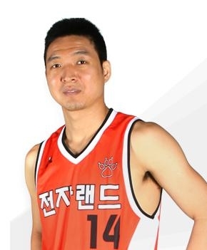 이현호(농구선수/인천전자랜드엘리펀츠)
프로농구 인천 전자랜드엘리펀트 주장 이현호(32) 씨가 청소년을 훈계하다 폭행한 혐의로 경찰 조사를 받았다.