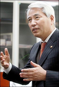 백군기(국회의원/전육군)
민주당 내 유일 4성 장군 출신인 백군기<사진> 의원은 지난 4일 민주당 전당대회에서 의결된 당강령 개정안에 신설된 ‘안보정책’ 조항을 주도한 인물이다.